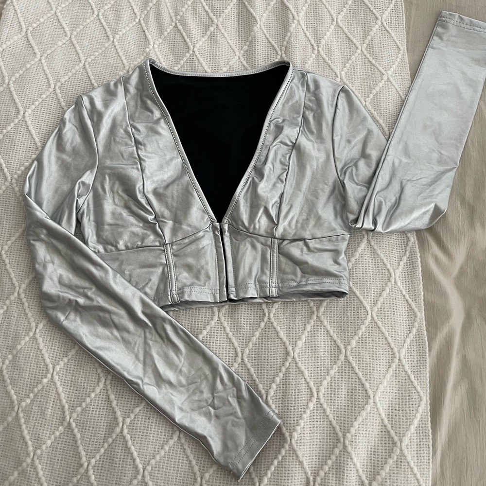 Silver long sleeve crop top sz M